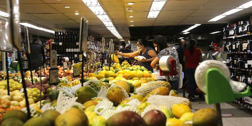 INPC registra inflação de 4,29% em 12 meses e impacta reajustes salariais