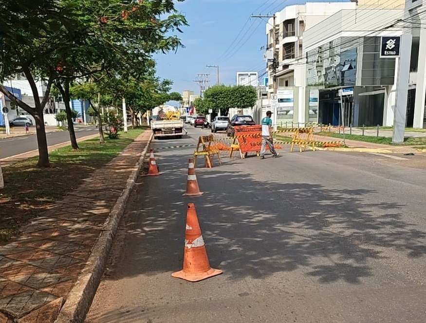 Interdição na Avenida Lions Internacional para construção de rotatória em Rondonópolis