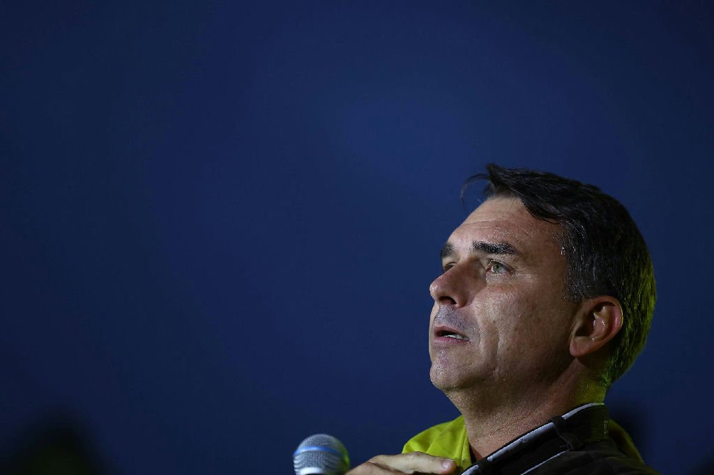 Investigado por fraude do INSS pagou voos de Flávio Bolsonaro na Europa