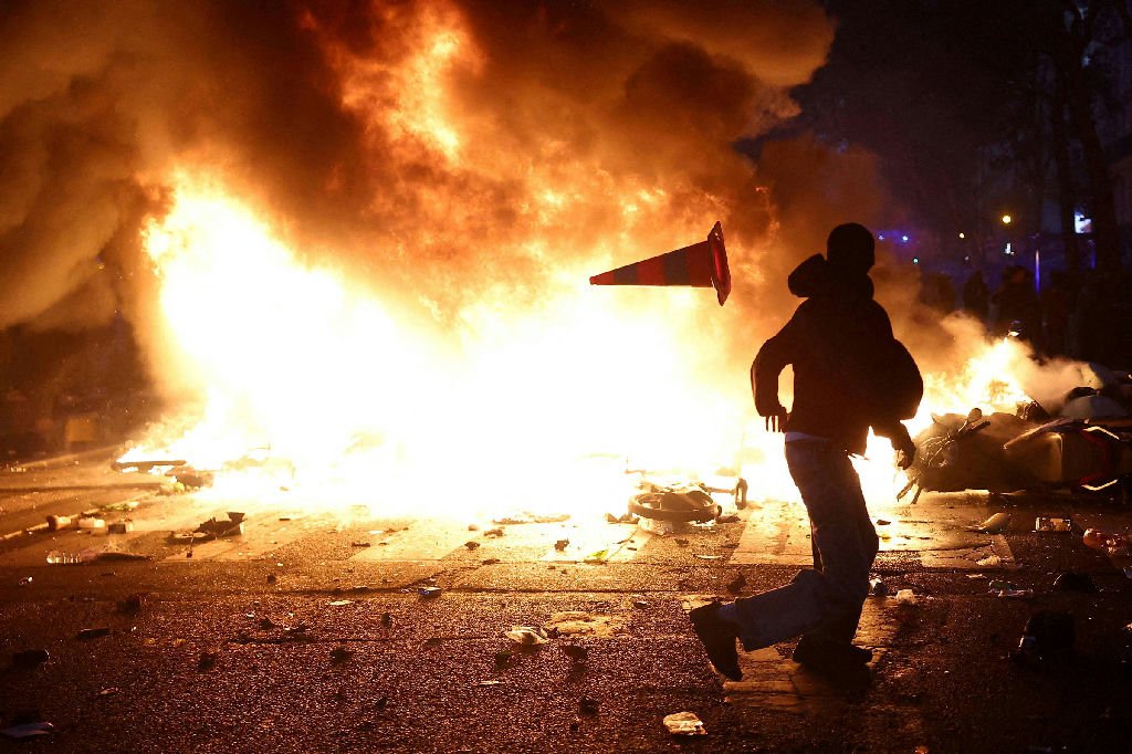 Jogo entre PSG e Lyon é adiado devido a protestos violentos em Paris