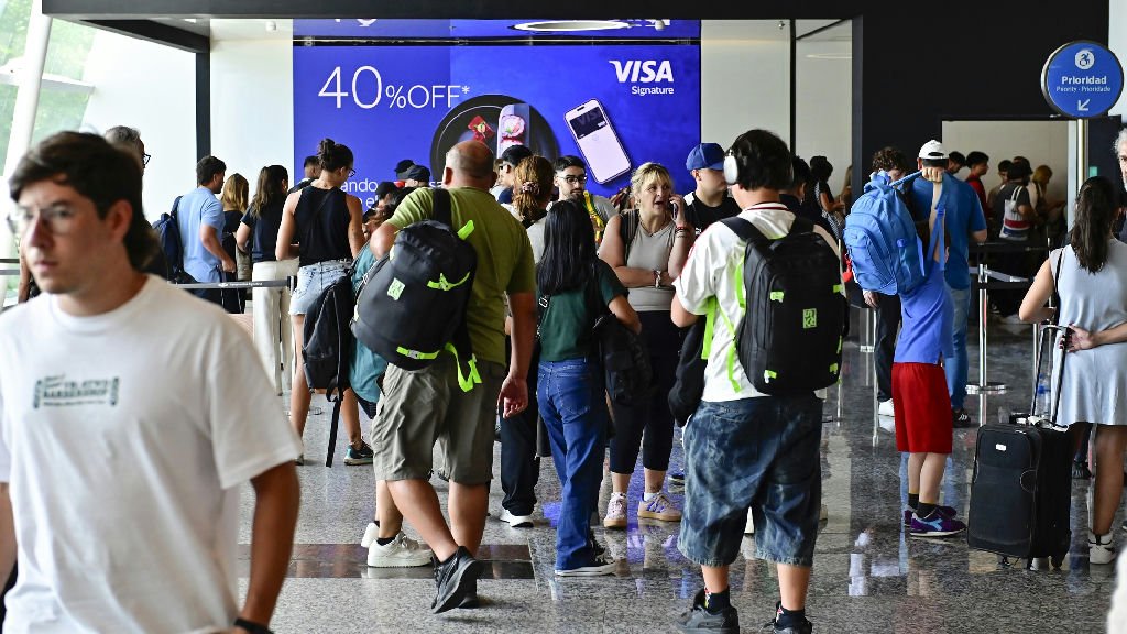 Jornalista brasileiro alega deportação da Argentina após críticas a Milei; governo nega