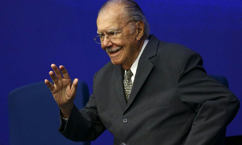 José Sarney recebe alta após nove dias internado em hospital