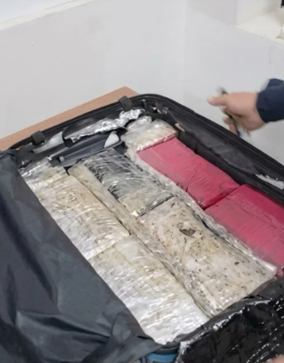 Jovem é detido com 6,15 kg de skunk escondidos em mala na Br-070