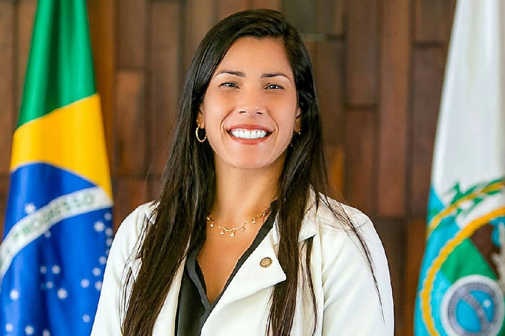 Justiça proíbe deputada de incentivar demissões de petistas