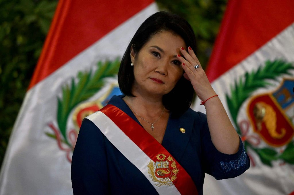 Keiko Fujimori defende cortes ideológicos em materiais escolares após regras de vestuário no Peru