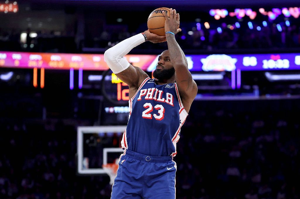 Lebron e 76ers surpreendem Knicks na abertura da temporada da NBA