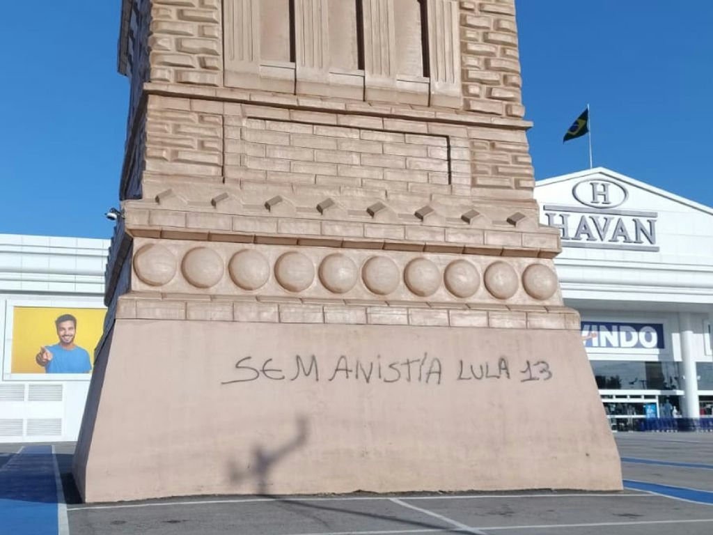 Luciano Hang oferece recompensa após pichação da estátua da Havan em Natal