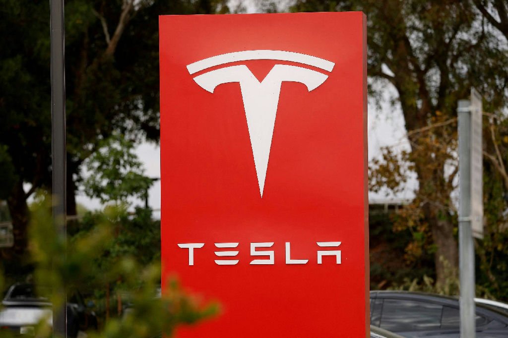 Lucro da Tesla diminui com queda nas vendas de veículos