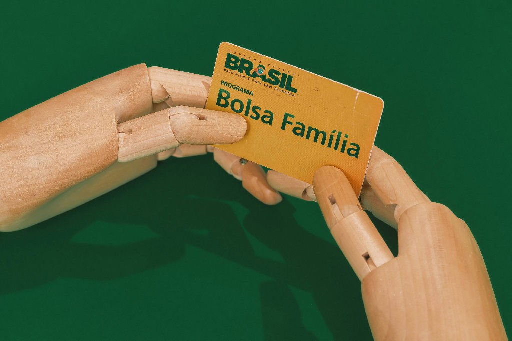 Lula antecipa pagamentos do Bolsa Família antes do segundo turno das eleições, seguindo exemplo de Bolsonaro