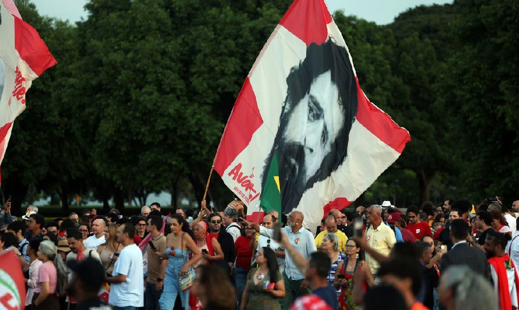 Lula celebra aniversário com eleitores idosos em evento emocionante