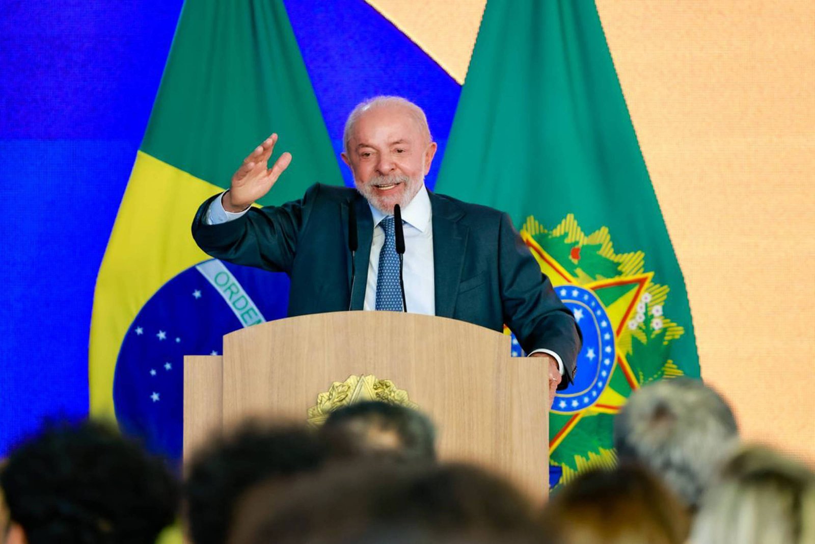 Lula celebra aprovação da PEC que extingue a escala 6x1 no Senado