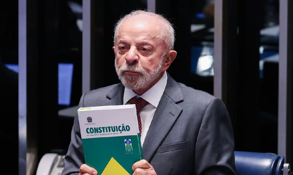 Lula celebra fim da jornada 6x1 em campanha por Minas Gerais