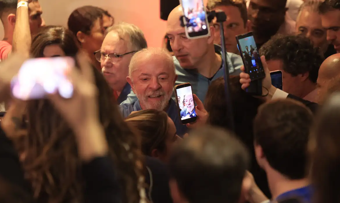 Lula celebra reeleição e destaca necessidade de regular plataformas digitais