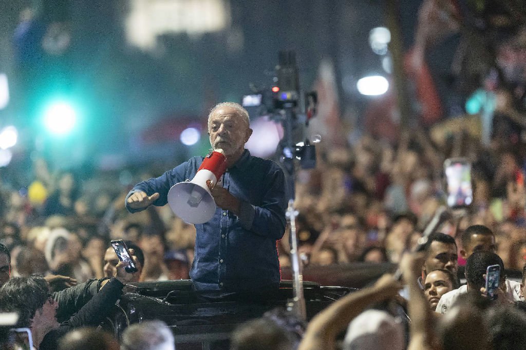 Lula celebra reeleição em carro chinês, refletindo a nova era da indústria automotiva nacional