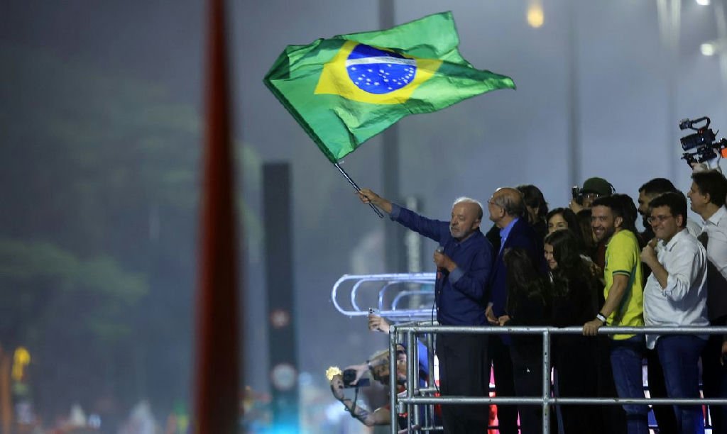 Lula celebra vitória e convoca público a cantar Hino da Independência