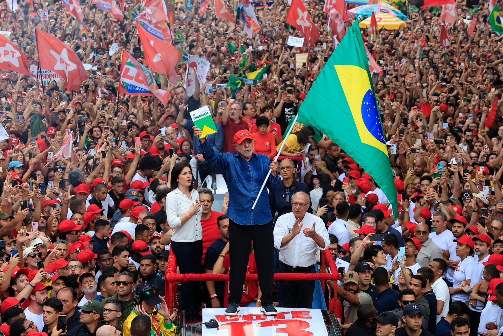 Lula conquista reeleição com 51,77% dos votos válidos no segundo turno