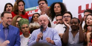 Lula desafia Flávio Bolsonaro a apoiar proposta de fim da jornada 6x1