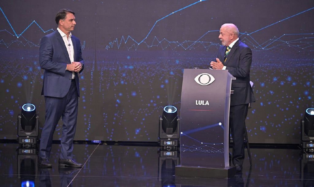 Lula e Flávio Bolsonaro assinam acordo para abertura de sigilos financeiros
