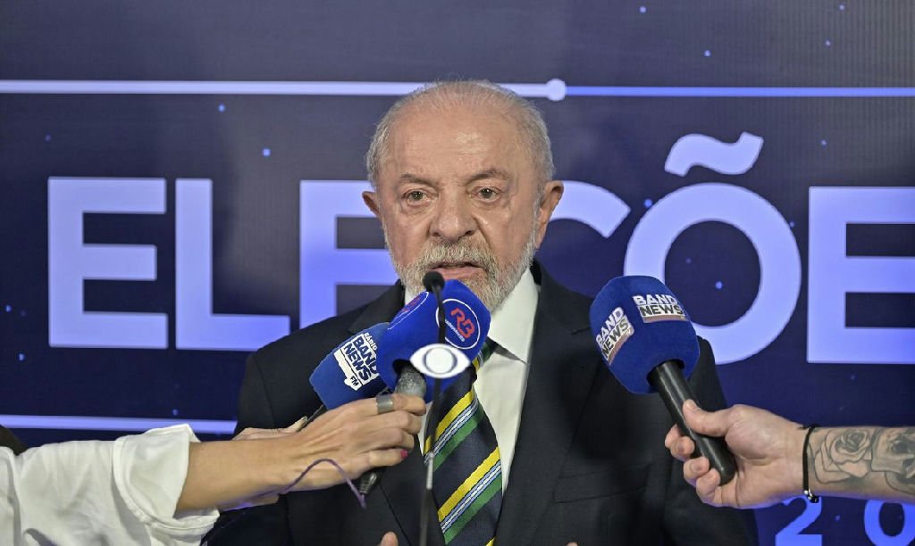 Lula propõe quebra de sigilo bancário em troca de transparência de Flávio Bolsonaro
