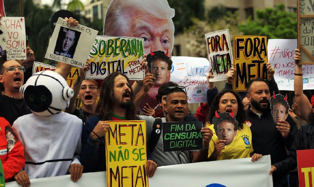 Manifestantes em São Paulo exigem neutralidade da Meta nas eleições