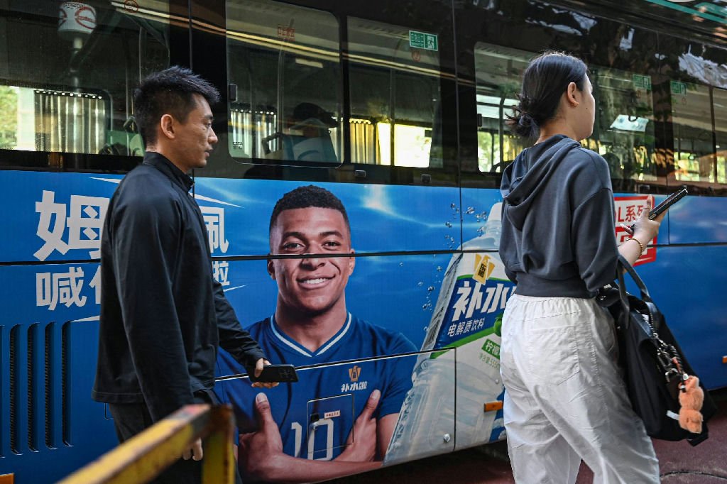 Marcas chinesas rompem contrato com Mbappé após polêmica sobre meme de Mao