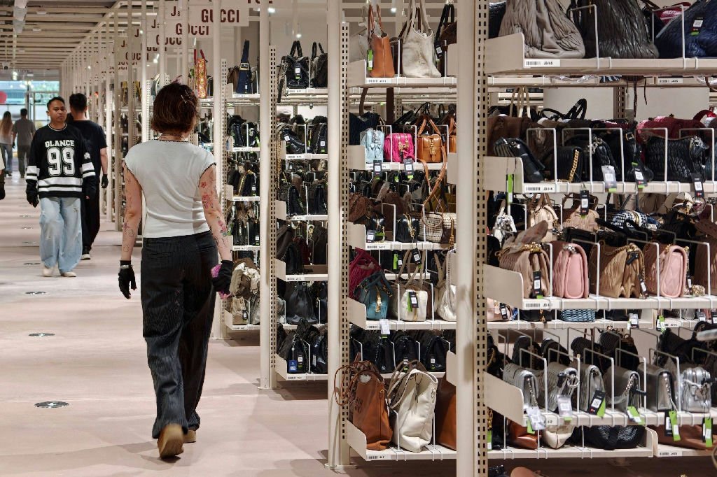 Marcas de luxo enfrentam perda de 250 bilhões de euros com queda na demanda da China