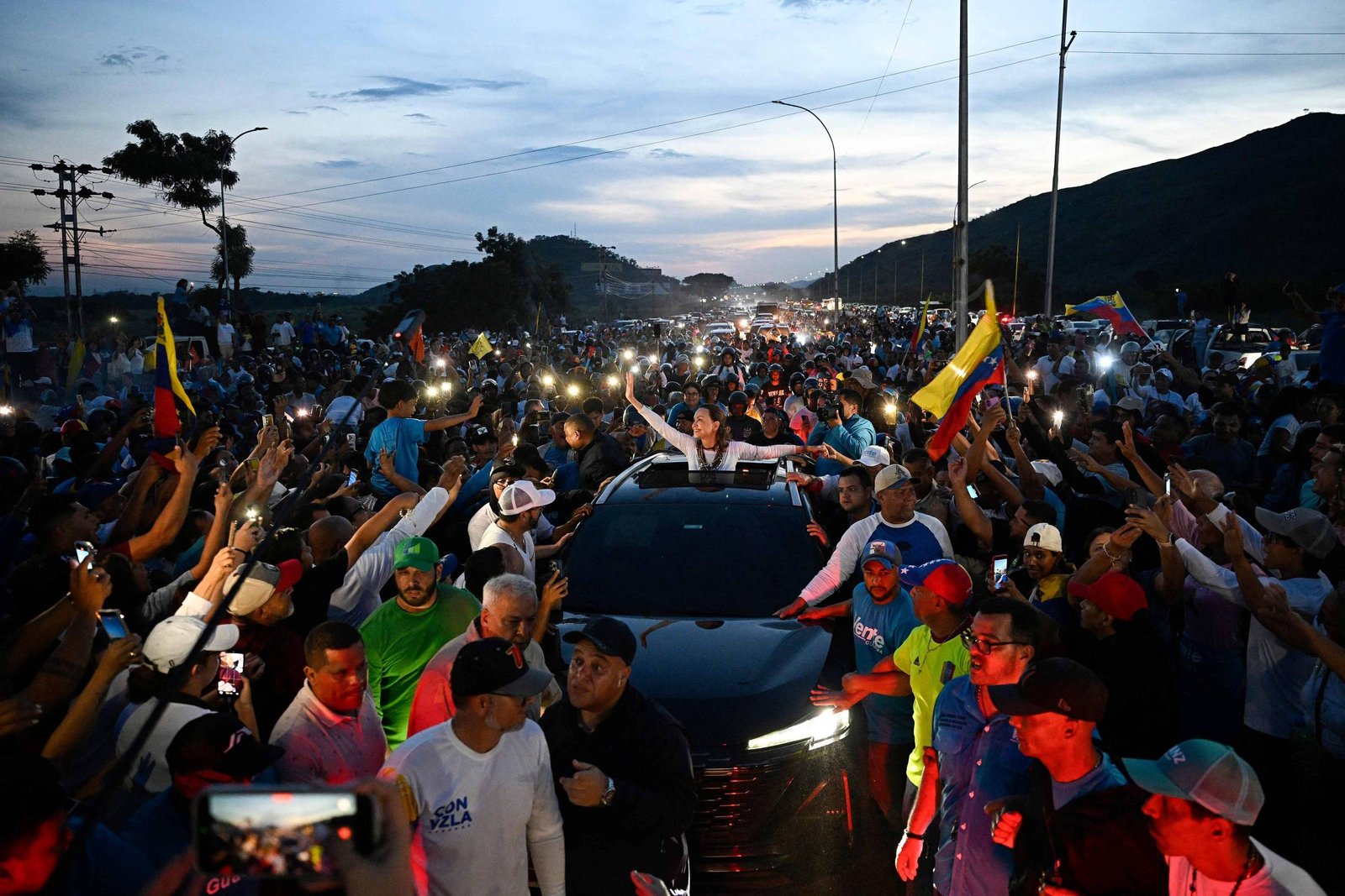 María Corina retorna à Venezuela e se reúne com seu partido em meio a negociações políticas