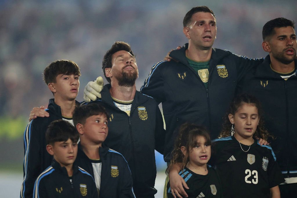 Messi se despede da seleção argentina em noite emocionante no Monumental