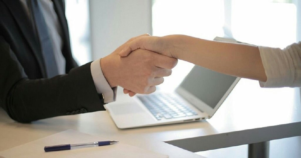Microempreendedor individual pode contratar funcionário? Entenda os custos em 2026