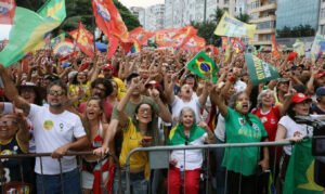 Milhares se reúnem em Copacabana em apoio à democracia e à reeleição de Lula