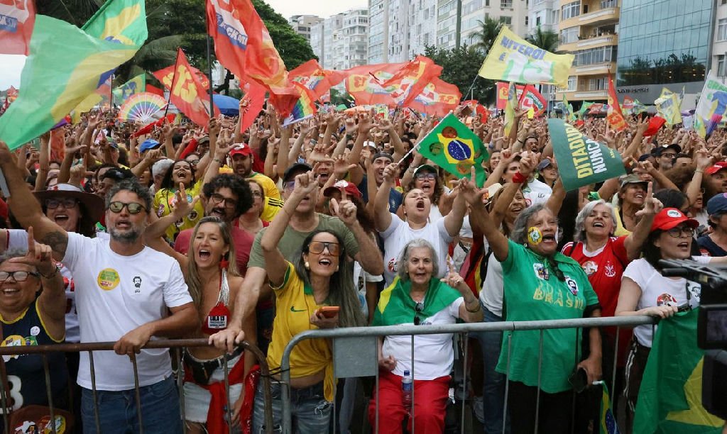 Milhares se reúnem em Copacabana em apoio à democracia e à reeleição de Lula