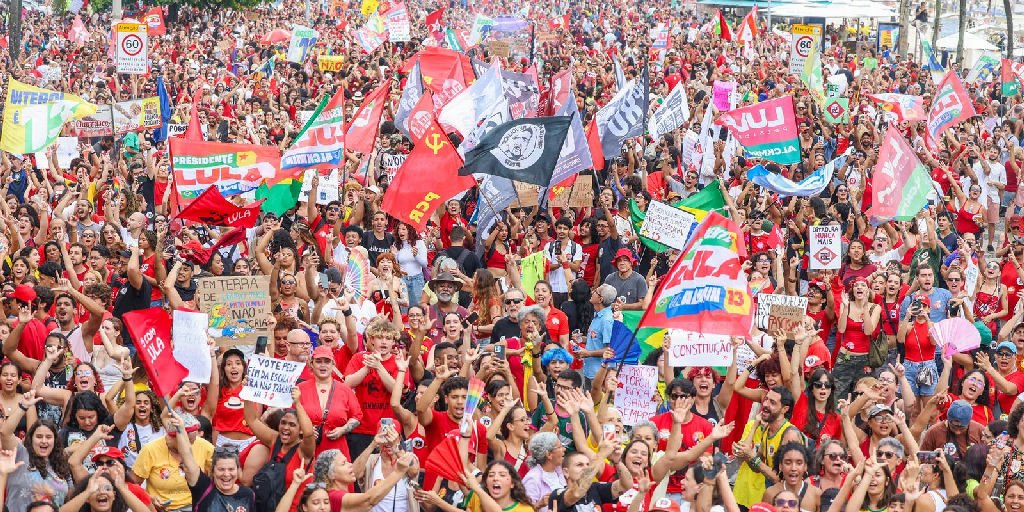 Milhares se reúnem em Copacabana em defesa da democracia e apoio a Lula