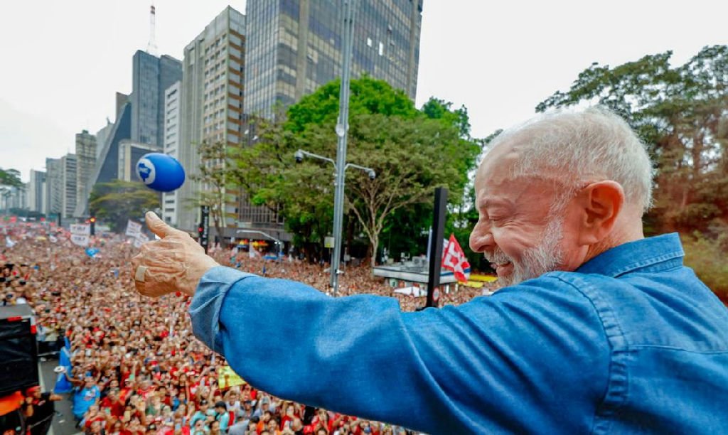 Milhares se reúnem na Avenida Paulista em apoio à reeleição de Lula