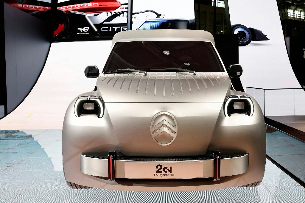 Montadoras europeias investem em carros retrô para competir com marcas chinesas