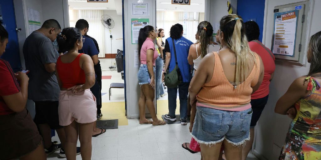 Moradores da Maré se organizam para informar sobre locais de votação nas eleições
