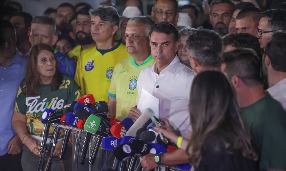 Moraes determina entrega de passaporte de Flávio e proíbe saída do país