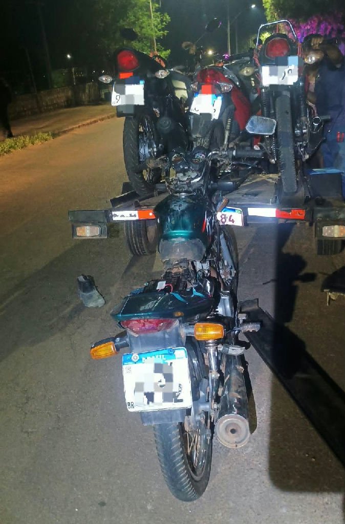 Motociclista embriagado colide com guincho durante blitz em Rondonópolis