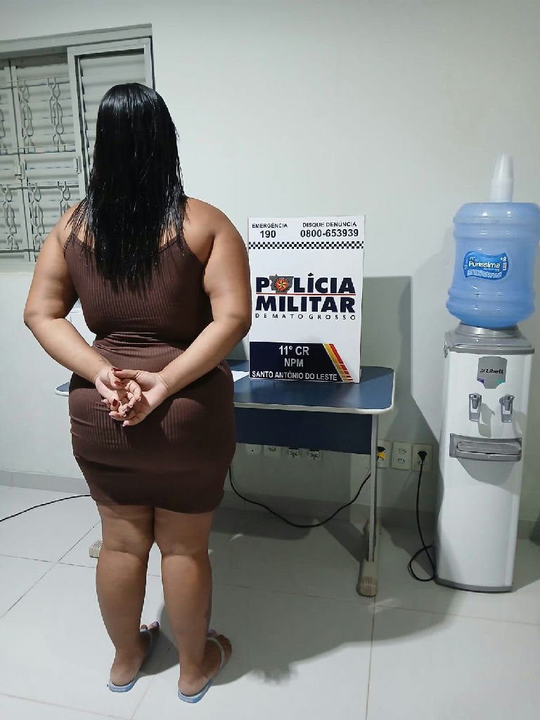 Mulher é presa em Santo Antônio do Leste por tráfico de drogas e crimes com armas