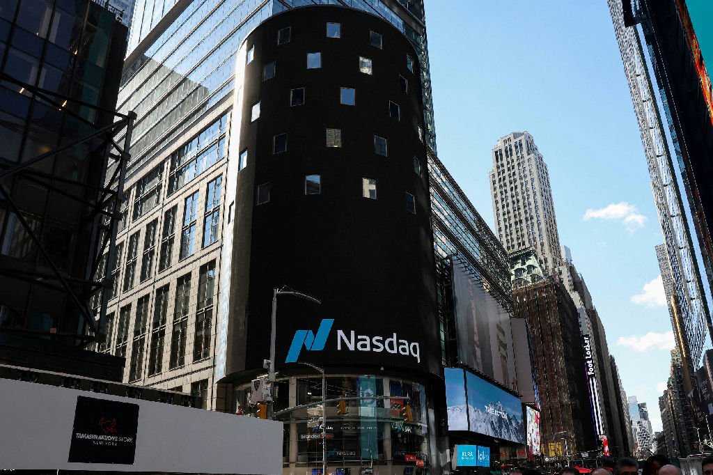Nasdaq atinge menor patamar em três meses devido a incertezas sobre investimentos em IA