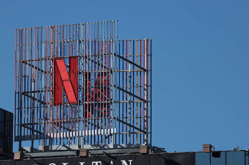 Netflix enfrenta desafios e projeta futuro incerto para 2026 com queda nas ações