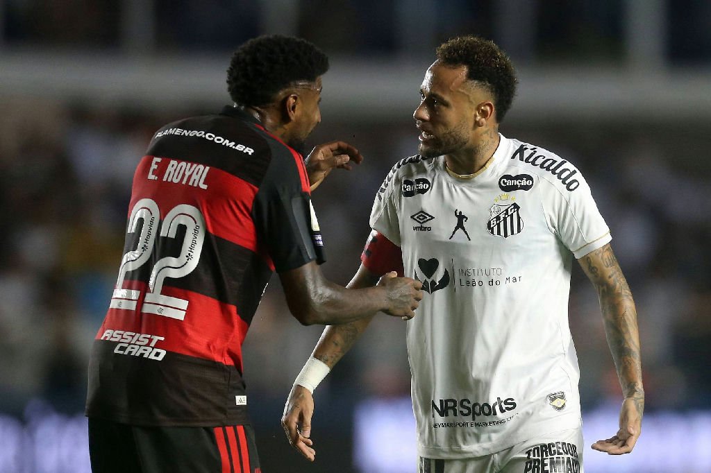 Neymar retorna aos gramados com dois gols, mas evita forçar a perna direita