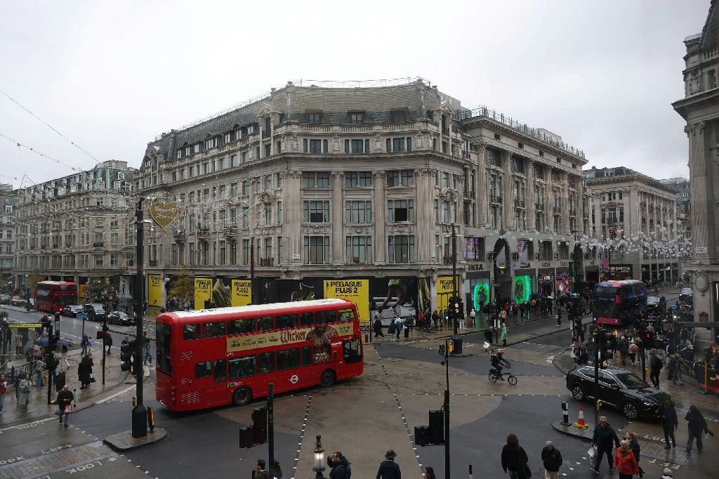 Oxford Street proíbe veículos para revitalizar a rua comercial mais famosa de Londres