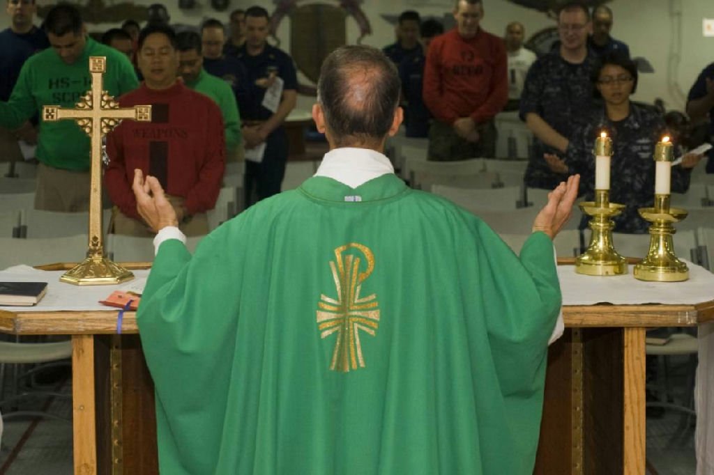Padres de Goiás defendem bispo Adair José Guimarães após ataques em redes sociais