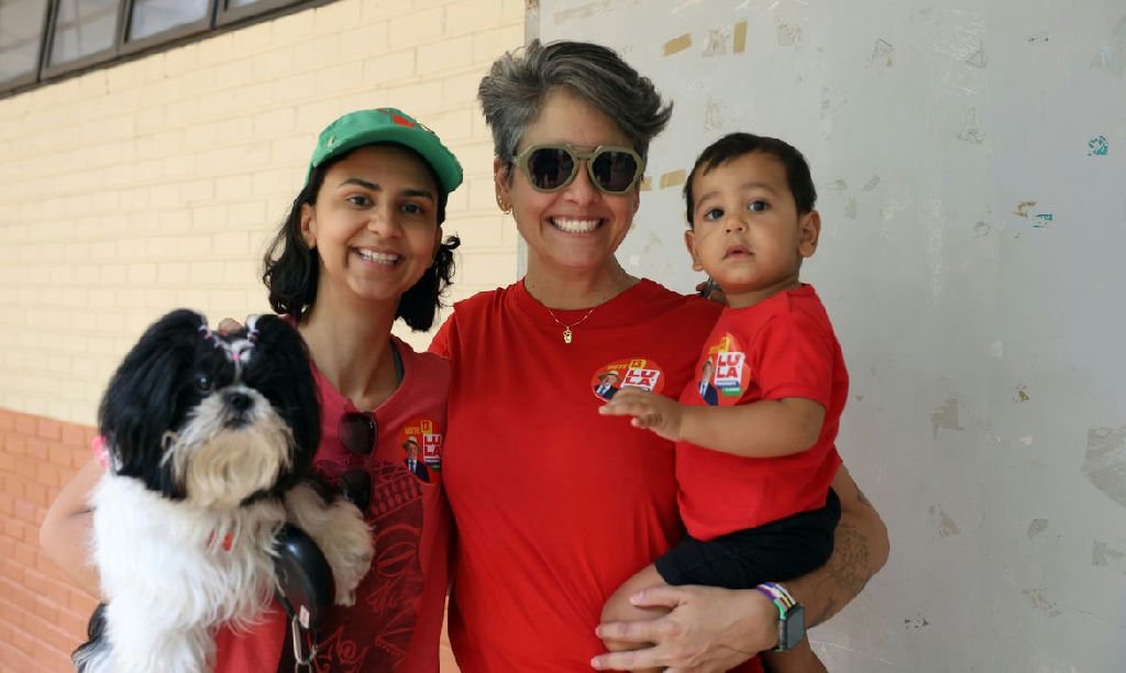 Pais ensinam democracia a filhos ao levá-los às urnas nas eleições