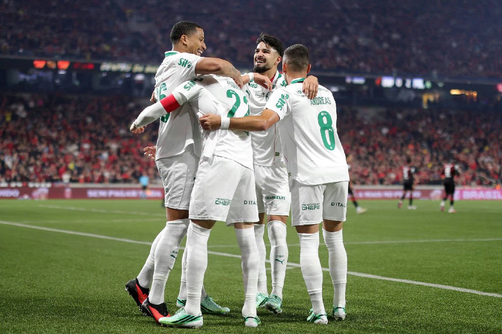 Palmeiras vence Athletico Paranaense e assume liderança provisória no Brasileirão