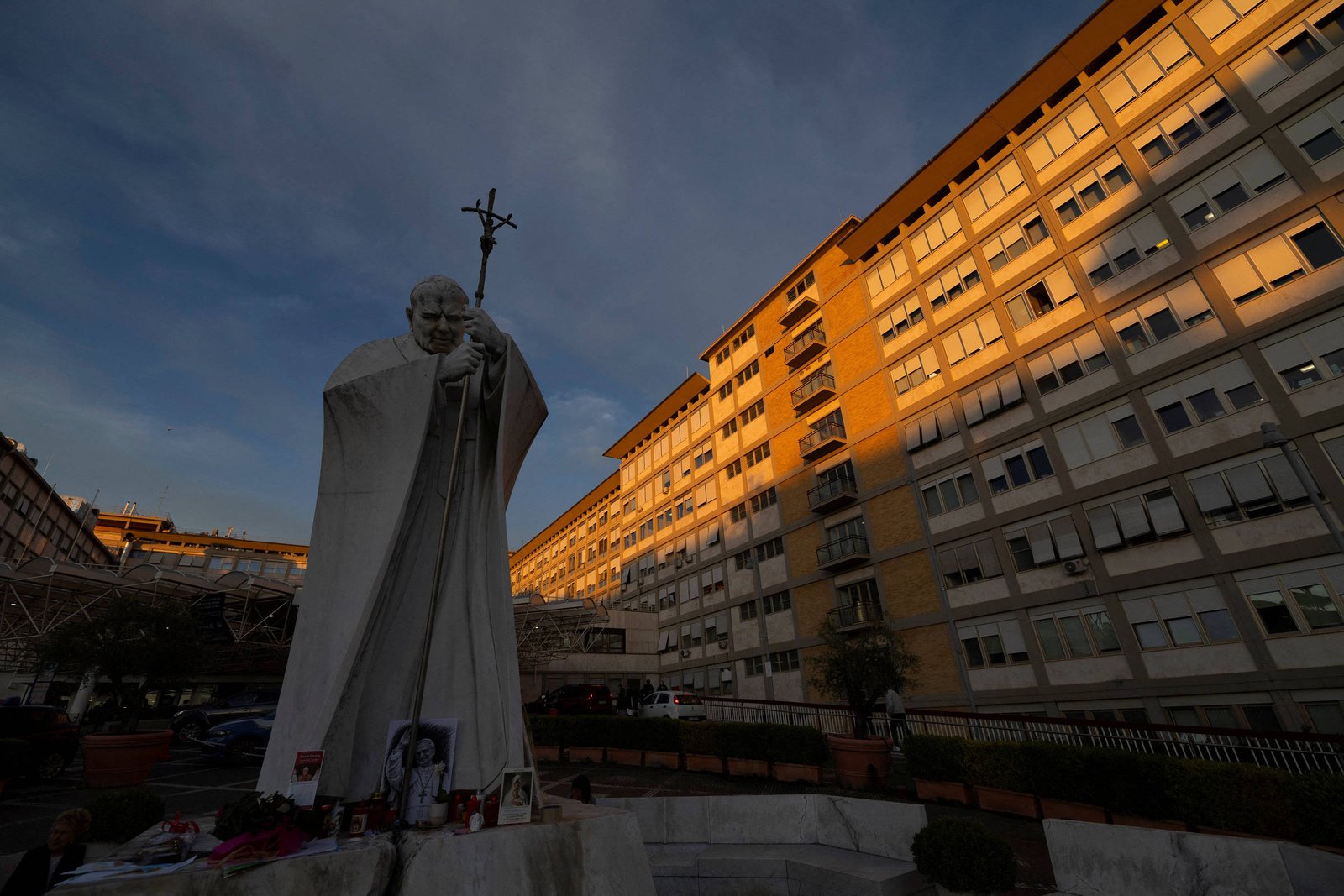 Papa Leão 14 retoma atividades durante tratamento e pode fazer oração da janela do hospital