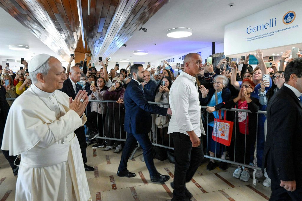 Papa Leão 14 se recupera bem após cirurgia e permanece sob observação, diz Vaticano