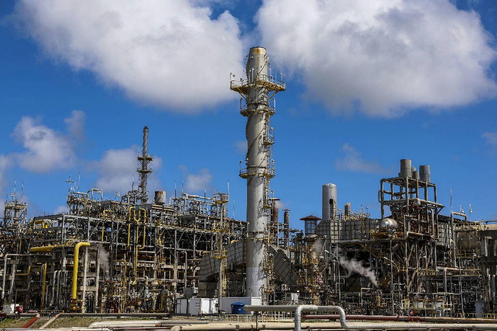 Petrobras encerra outubro com 98% de utilização nas refinarias, afirma diretor