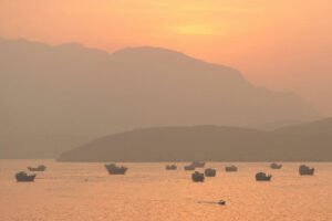 Petróleo inicia semana em queda após Irã reafirmar proposta para reabertura do Hormuz