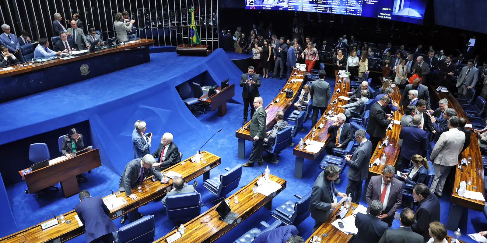 PL se destaca nas eleições e elege 19 senadores, enquanto MDB e PT também garantem cadeiras